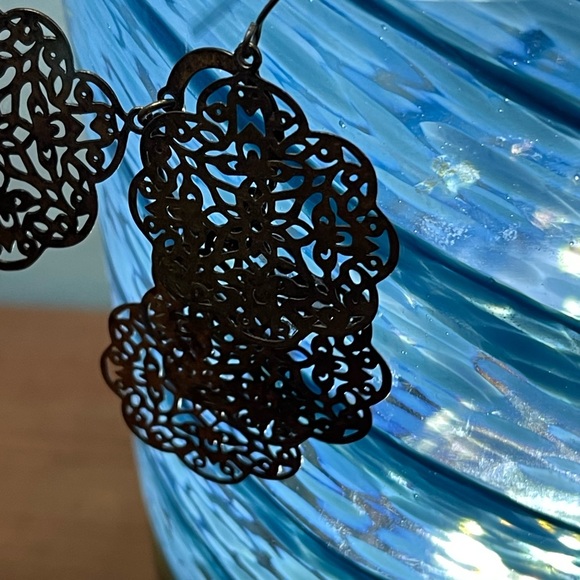 Uber light mixed metal earrings - Picture 5 of 7